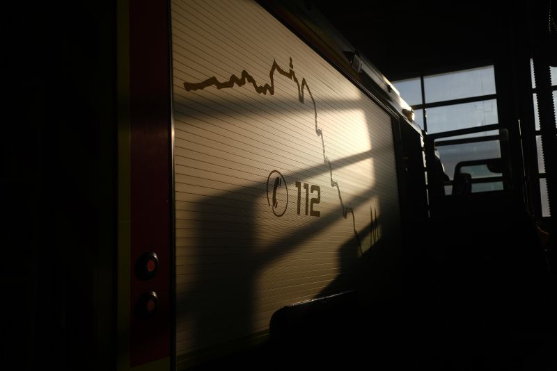 Löschfahrzeug in der Halle mit Sonnenstrahlen durch Tor